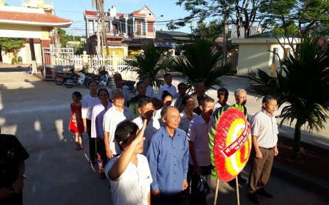 Xã Dân Lực tổ chức Lễ dâng hương viếng tượng đài Liệt sỹ nhân ngày Thương binh liệt sỹ. 